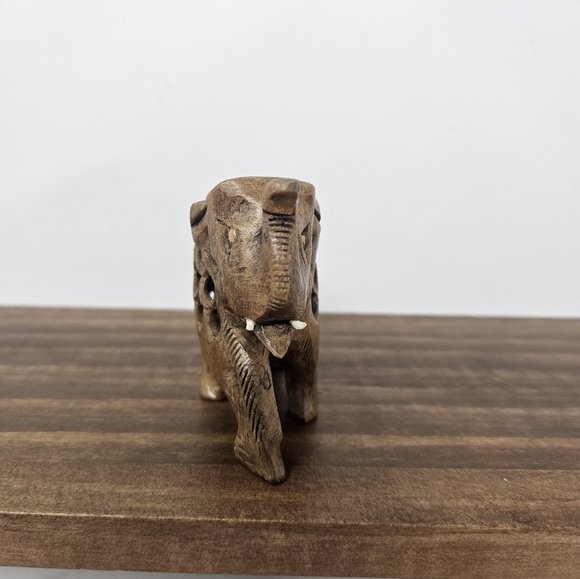 Hand Carved hollow Elephant figurine with baby - Picture 2 of 8